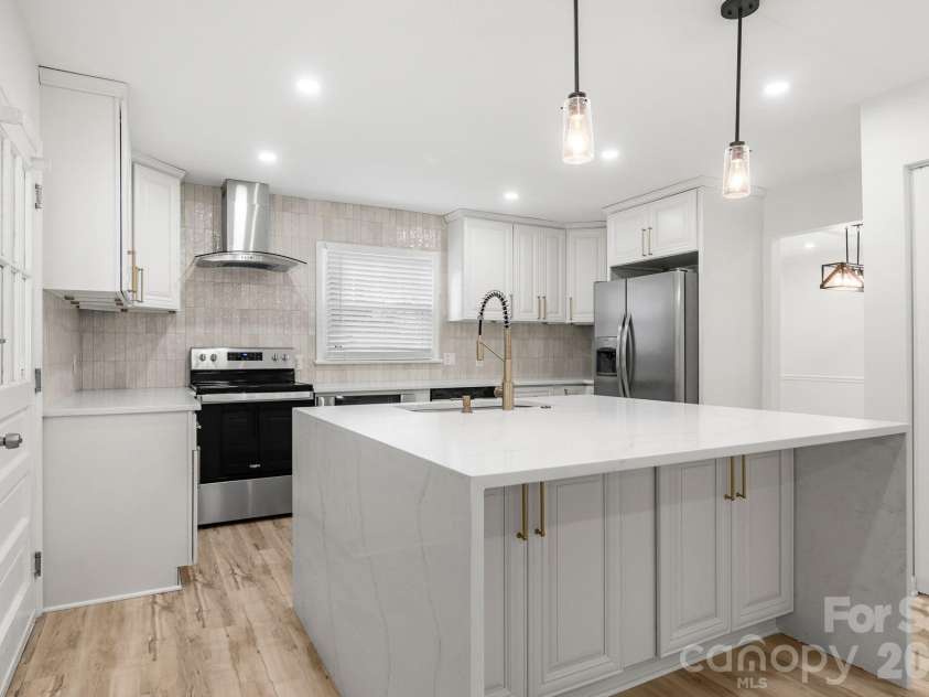 7030 Delta Lake Drive, Charlotte, NC 28215.  MLS# CAR4406791, YatesRealty ID 42701. 