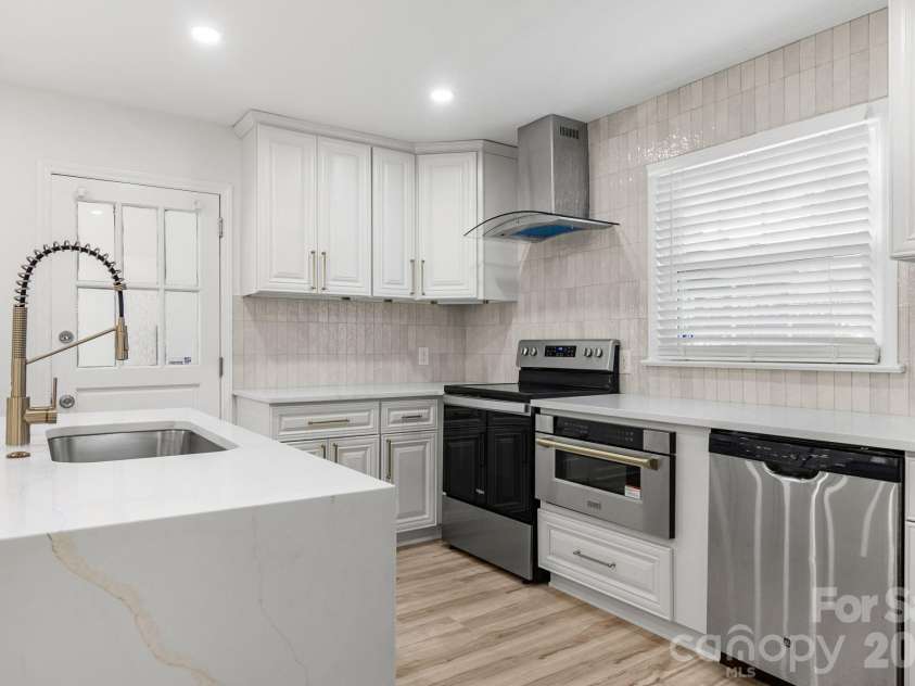 7030 Delta Lake Drive, Charlotte, NC 28215.  MLS# CAR4406791, YatesRealty ID 42701. 
