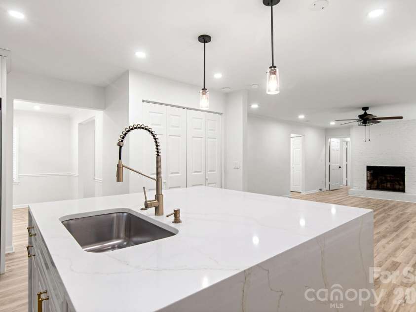 7030 Delta Lake Drive, Charlotte, NC 28215.  MLS# CAR4406791, YatesRealty ID 42701. 
