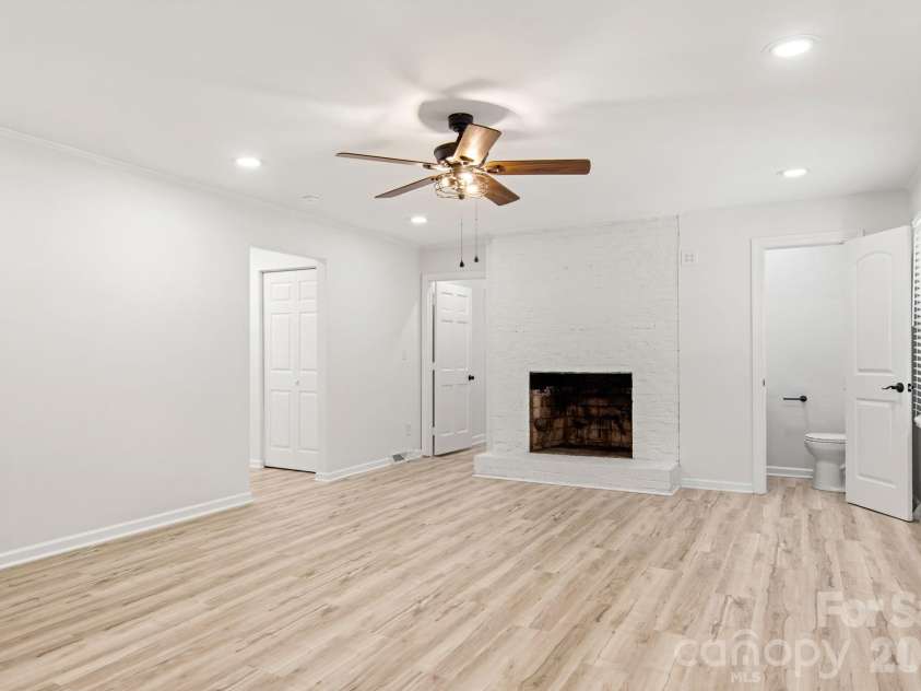 7030 Delta Lake Drive, Charlotte, NC 28215.  MLS# CAR4406791, YatesRealty ID 42701. 