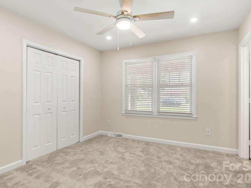 7030 Delta Lake Drive, Charlotte, NC 28215.  MLS# CAR4406791, YatesRealty ID 42701. 