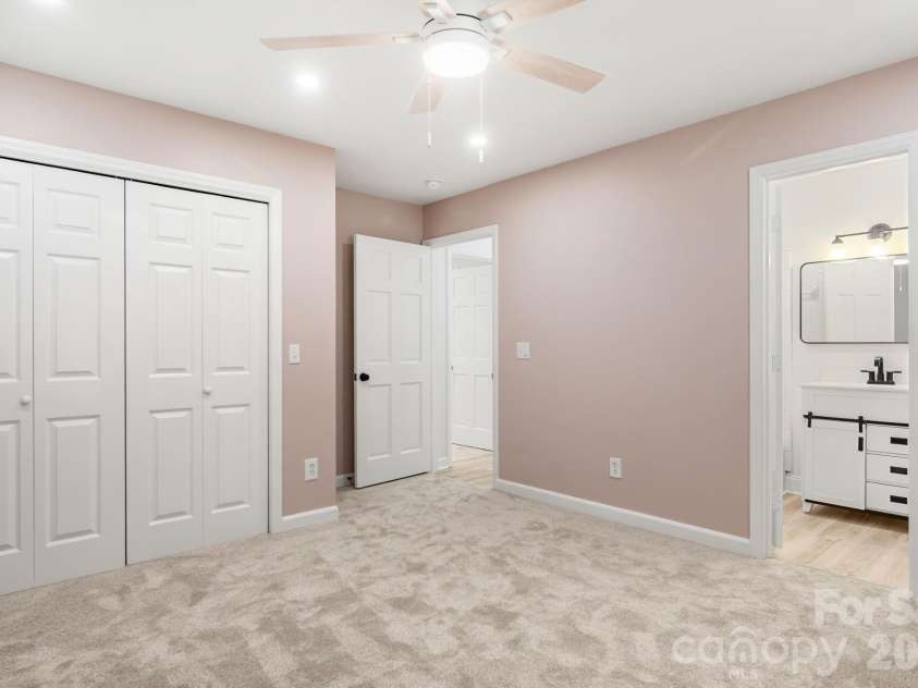 7030 Delta Lake Drive, Charlotte, NC 28215.  MLS# CAR4406791, YatesRealty ID 42701. 