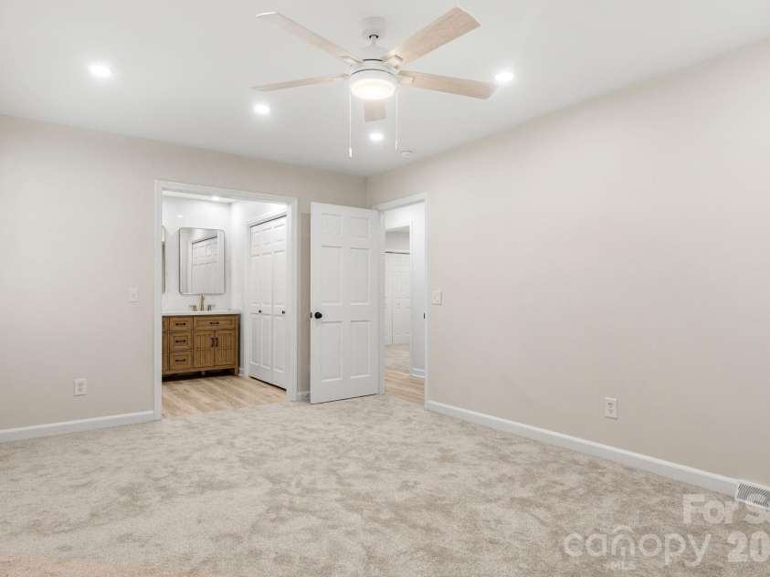 7030 Delta Lake Drive, Charlotte, NC 28215.  MLS# CAR4406791, YatesRealty ID 42701. 