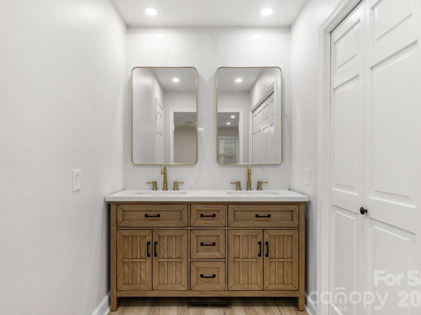 7030 Delta Lake Drive, Charlotte, NC 28215.  MLS# CAR4406791, YatesRealty ID 42701. 