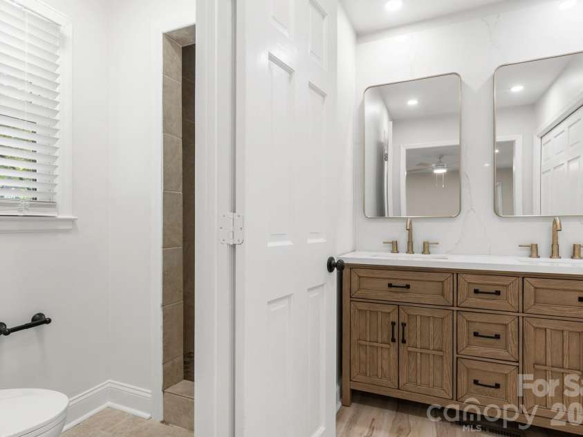 7030 Delta Lake Drive, Charlotte, NC 28215.  MLS# CAR4406791, YatesRealty ID 42701. 