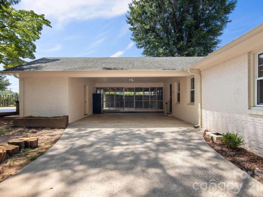 7030 Delta Lake Drive, Charlotte, NC 28215.  MLS# CAR4406791, YatesRealty ID 42701. 