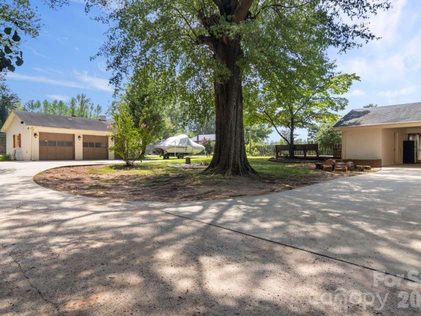 7030 Delta Lake Drive, Charlotte, NC 28215.  MLS# CAR4406791, YatesRealty ID 42701. 