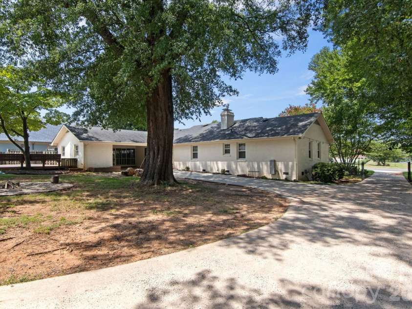 7030 Delta Lake Drive, Charlotte, NC 28215.  MLS# CAR4406791, YatesRealty ID 42701. 