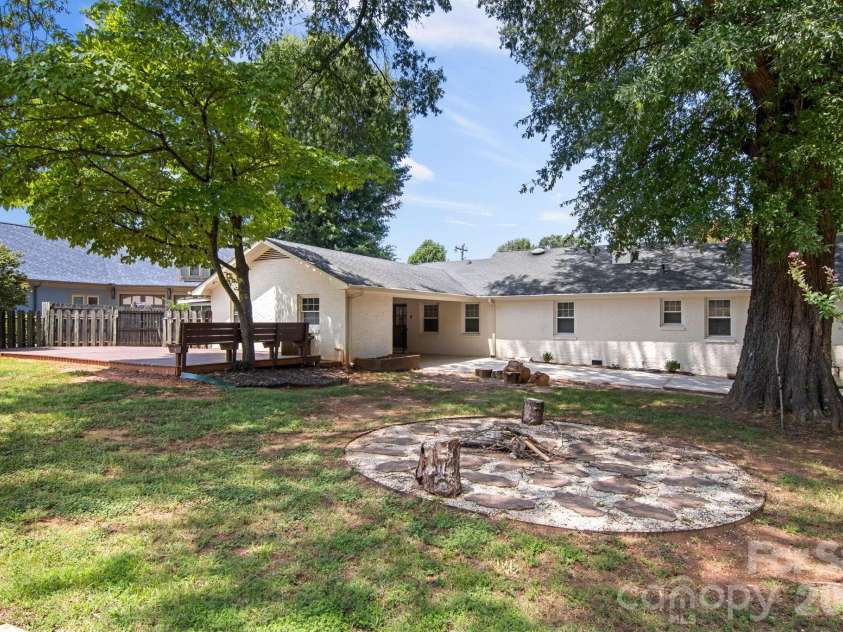 7030 Delta Lake Drive, Charlotte, NC 28215.  MLS# CAR4406791, YatesRealty ID 42701. 