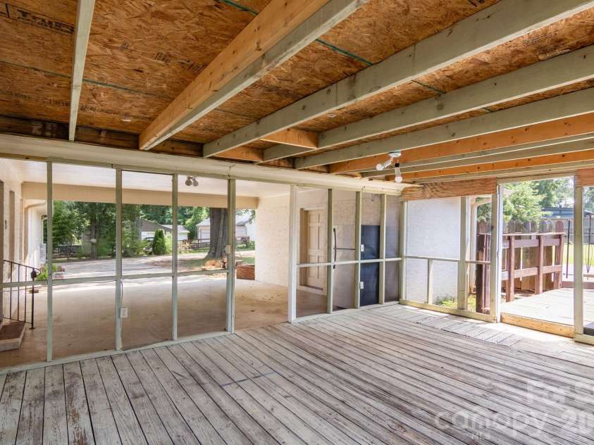 7030 Delta Lake Drive, Charlotte, NC 28215.  MLS# CAR4406791, YatesRealty ID 42701. 