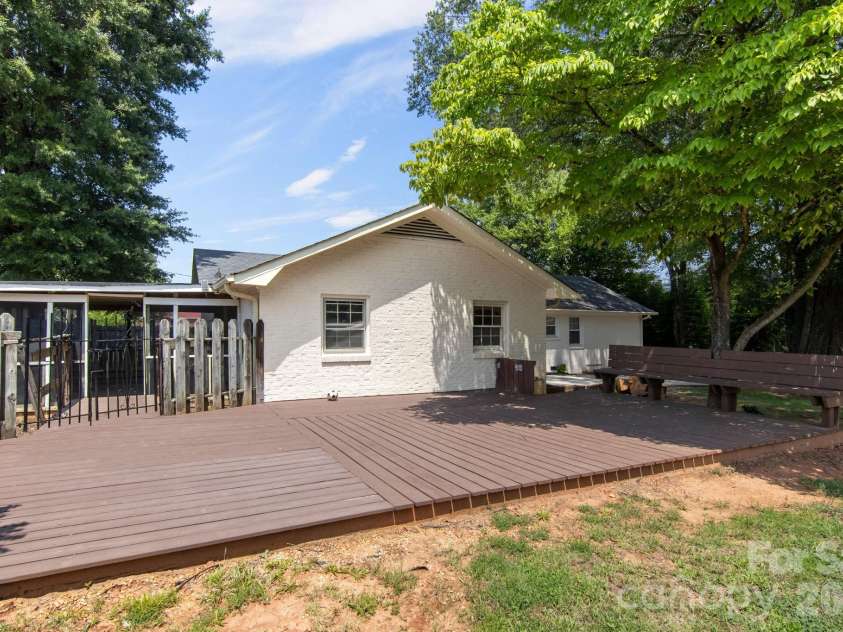 7030 Delta Lake Drive, Charlotte, NC 28215.  MLS# CAR4406791, YatesRealty ID 42701. 