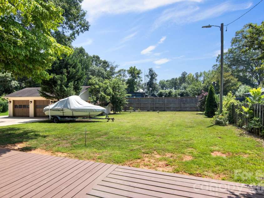 7030 Delta Lake Drive, Charlotte, NC 28215.  MLS# CAR4406791, YatesRealty ID 42701. 
