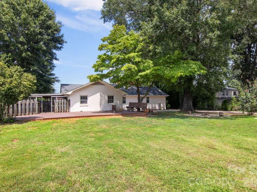 7030 Delta Lake Drive, Charlotte, NC 28215.  MLS# CAR4406791, YatesRealty ID 42701. 