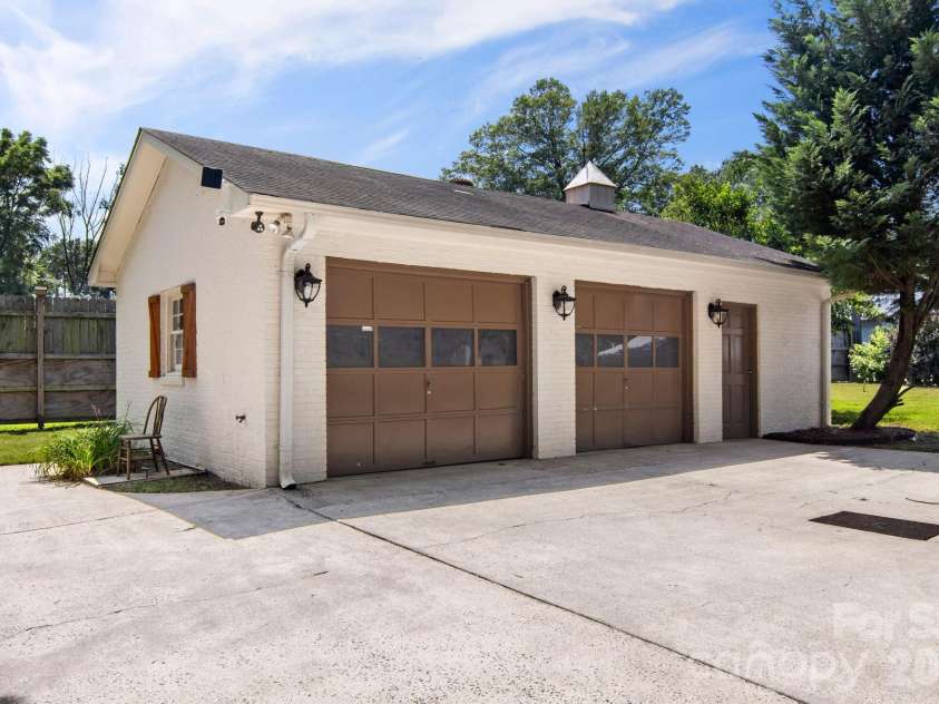 7030 Delta Lake Drive, Charlotte, NC 28215.  MLS# CAR4406791, YatesRealty ID 42701. 