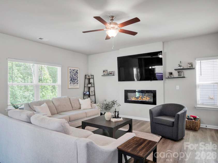 7203 Stoney Wood Lane, Charlotte, NC 28215.  MLS# CAR4412354, YatesRealty ID 42703. 