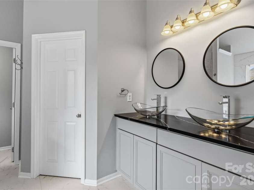 8522 Delamere Lane, Charlotte, NC 28269.  MLS# CAR4402618, YatesRealty ID 42715. 