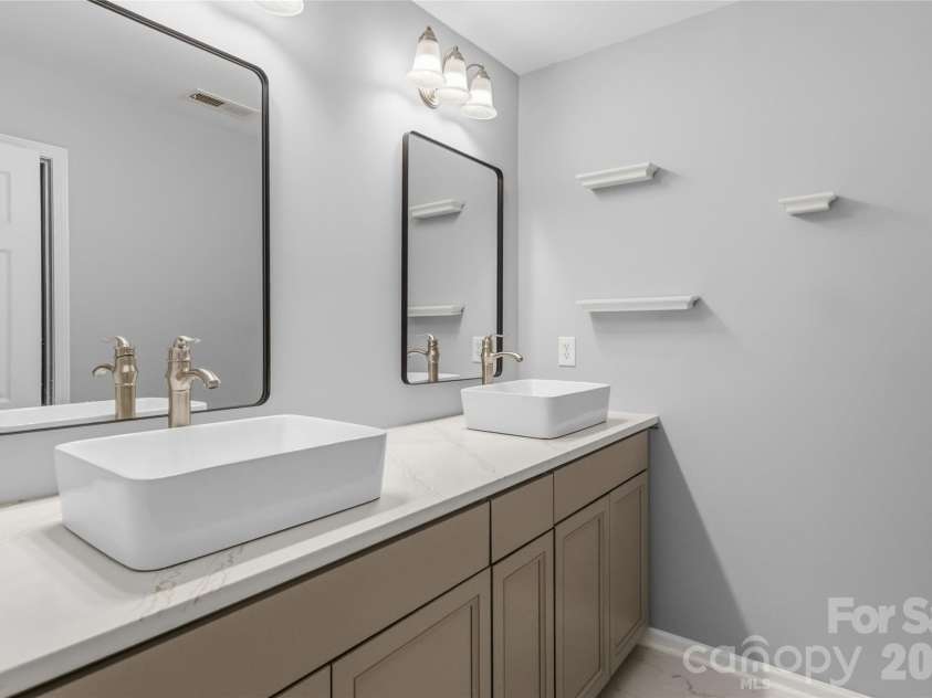 8522 Delamere Lane, Charlotte, NC 28269.  MLS# CAR4402618, YatesRealty ID 42715. 