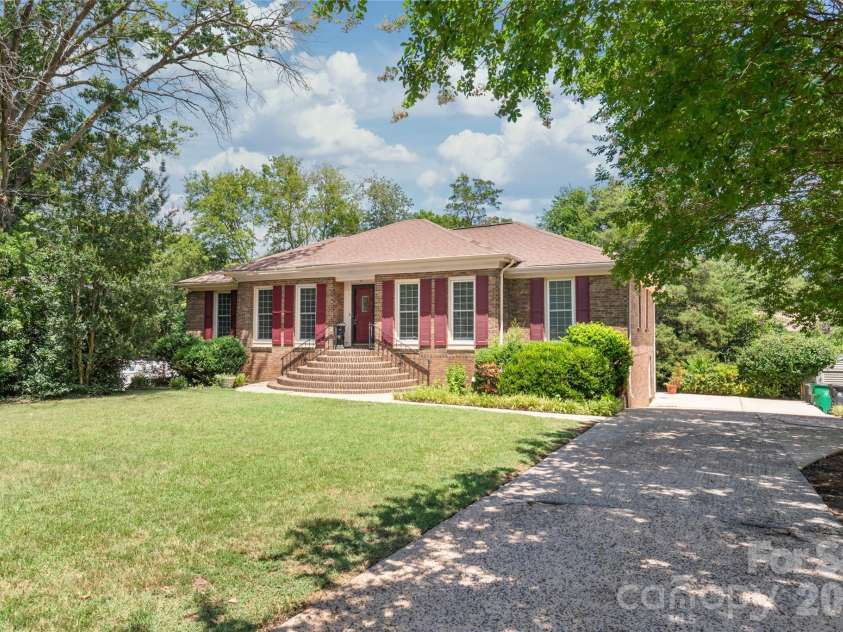 7308 Quail Ridge Drive, Charlotte, NC 28226.  MLS# CAR4405785, YatesRealty ID 42718. 