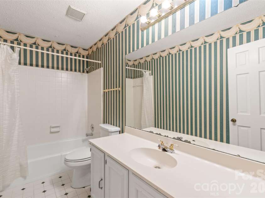 7308 Quail Ridge Drive, Charlotte, NC 28226.  MLS# CAR4405785, YatesRealty ID 42718. Hall Bathroom