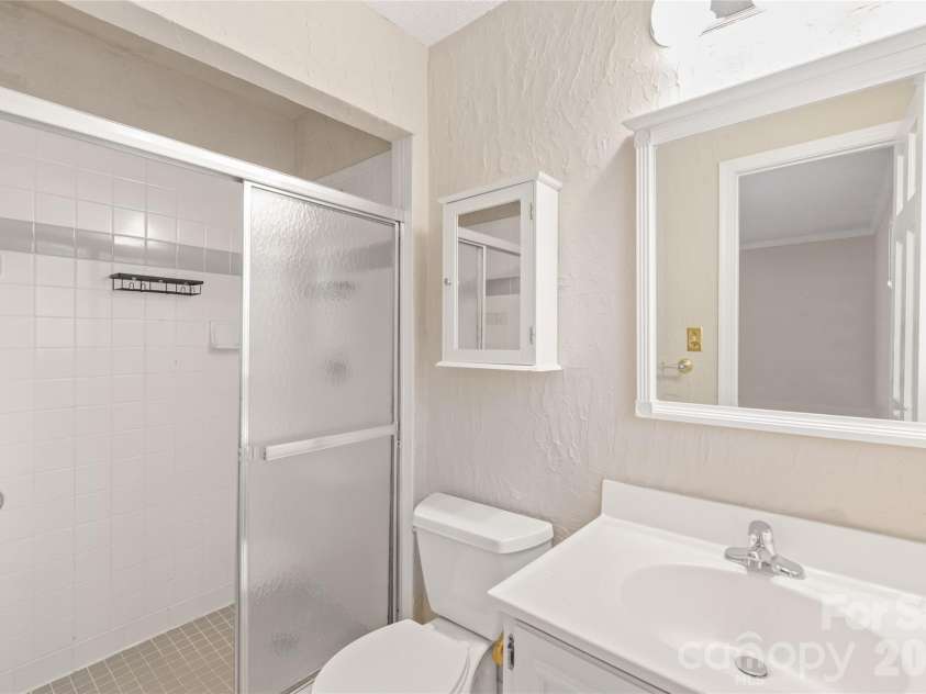 7308 Quail Ridge Drive, Charlotte, NC 28226.  MLS# CAR4405785, YatesRealty ID 42718. Primary Bathroom
