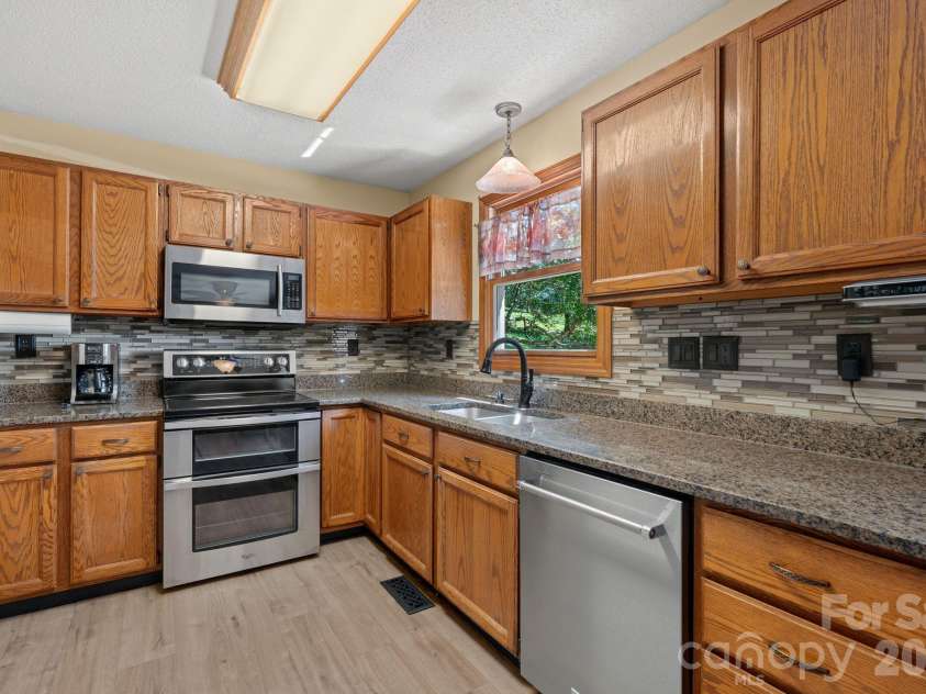6 Pleasant Run, Asheville, NC 28806.  MLS# CAR4409837, YatesRealty ID 42719. 