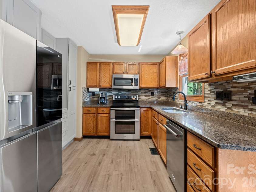 6 Pleasant Run, Asheville, NC 28806.  MLS# CAR4409837, YatesRealty ID 42719. 