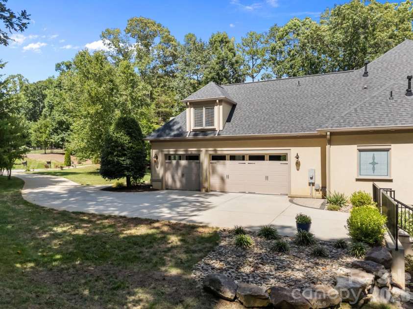 242 Anniston Way, Davidson, NC 28036.  MLS# CAR4319580, YatesRealty ID 4272. 