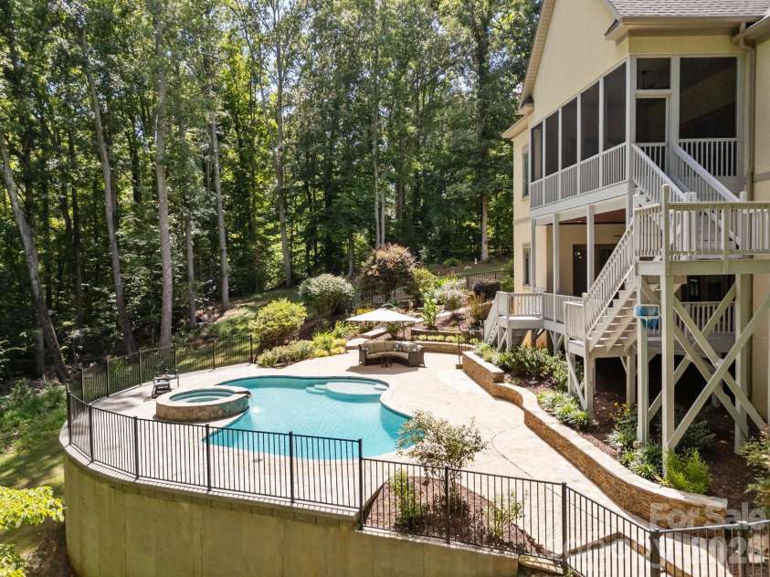 242 Anniston Way, Davidson, NC 28036.  MLS# CAR4319580, YatesRealty ID 4272. 