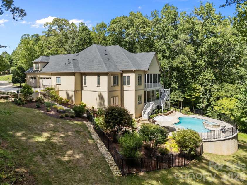 242 Anniston Way, Davidson, NC 28036.  MLS# CAR4319580, YatesRealty ID 4272. 