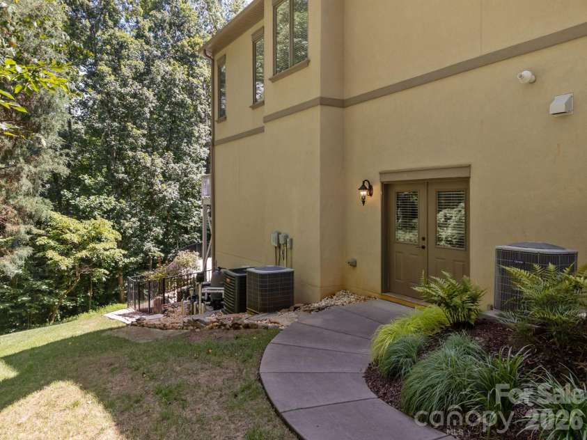 242 Anniston Way, Davidson, NC 28036.  MLS# CAR4319580, YatesRealty ID 4272. 