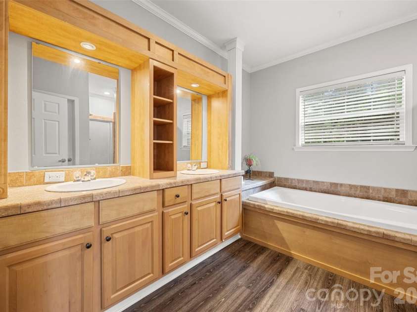 1177 Galway Lane, Clover, SC 29710.  MLS# CAR4411021, YatesRealty ID 42720. Primary Bathrom