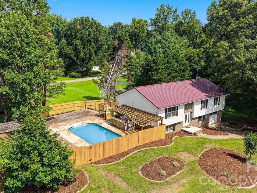 1257 Canseco Lane, Hickory, NC 28602.  MLS# CAR4412004, YatesRealty ID 42722. 