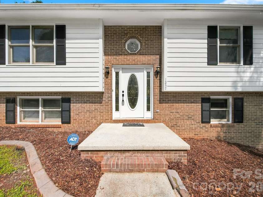 1257 Canseco Lane, Hickory, NC 28602.  MLS# CAR4412004, YatesRealty ID 42722. 