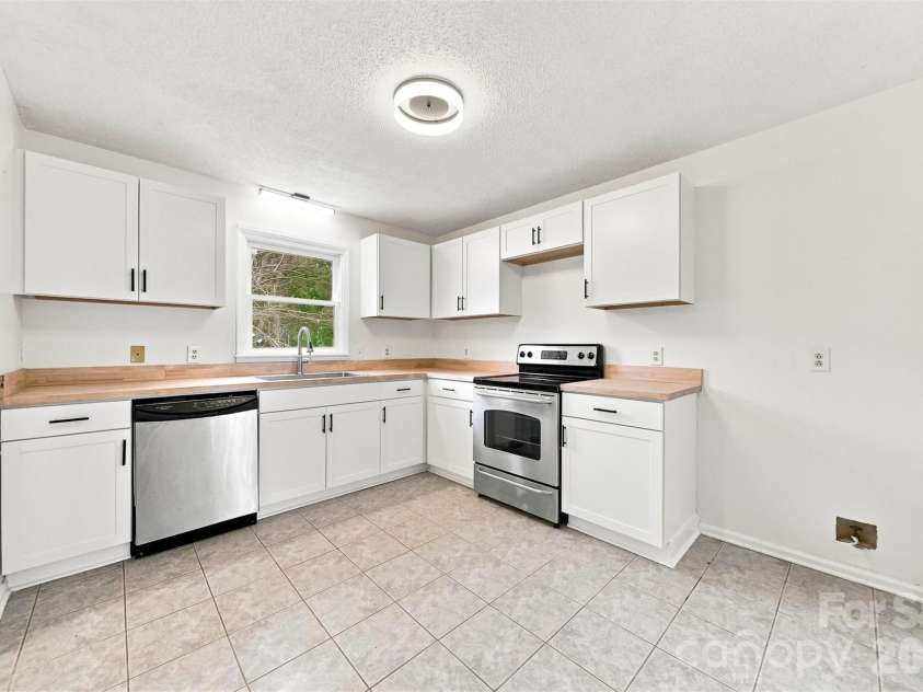 1257 Canseco Lane, Hickory, NC 28602.  MLS# CAR4412004, YatesRealty ID 42722. 