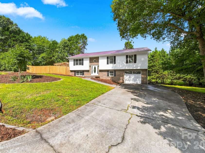 1257 Canseco Lane, Hickory, NC 28602.  MLS# CAR4412004, YatesRealty ID 42722. 
