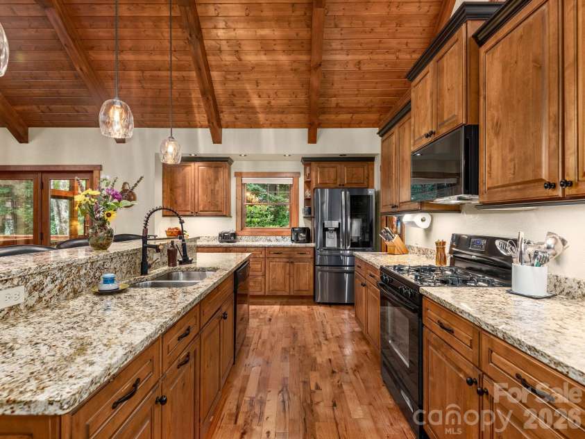 352 Celo Cove Drive, Burnsville, NC 28714.  MLS# CAR4405839, YatesRealty ID 42727. 