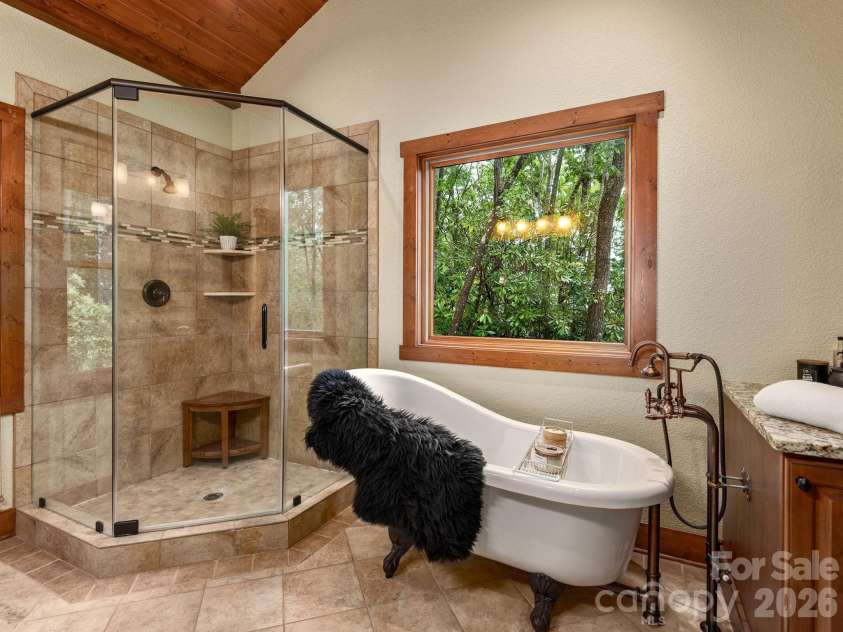 352 Celo Cove Drive, Burnsville, NC 28714.  MLS# CAR4405839, YatesRealty ID 42727. 