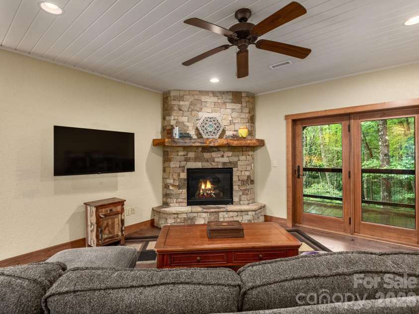352 Celo Cove Drive, Burnsville, NC 28714.  MLS# CAR4405839, YatesRealty ID 42727. 