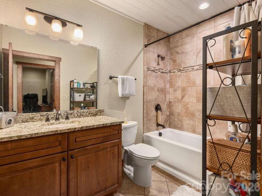 352 Celo Cove Drive, Burnsville, NC 28714.  MLS# CAR4405839, YatesRealty ID 42727. 
