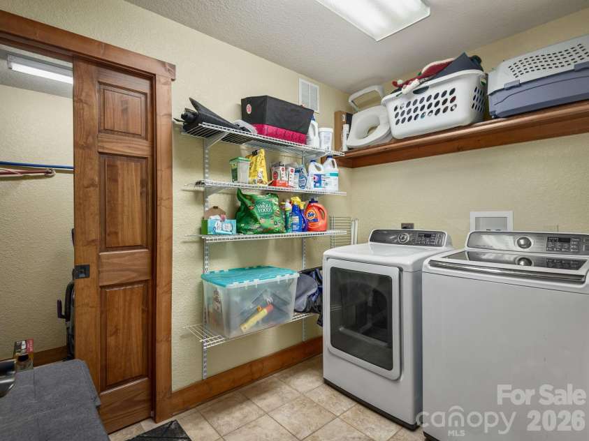 352 Celo Cove Drive, Burnsville, NC 28714.  MLS# CAR4405839, YatesRealty ID 42727. 