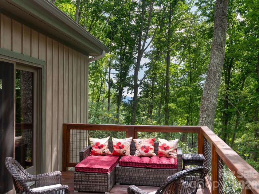 352 Celo Cove Drive, Burnsville, NC 28714.  MLS# CAR4405839, YatesRealty ID 42727. 