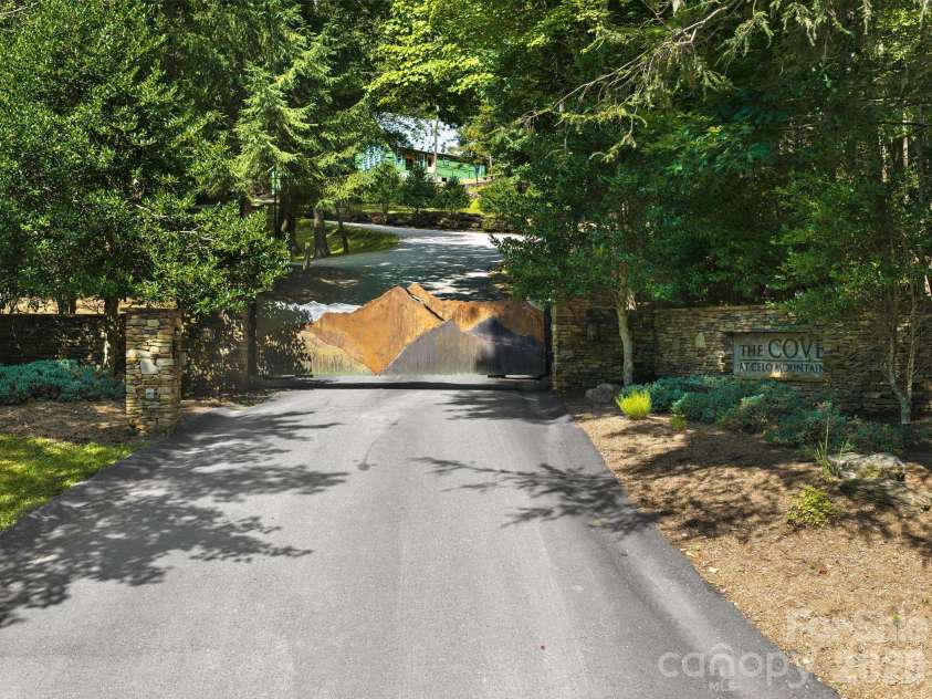 352 Celo Cove Drive, Burnsville, NC 28714.  MLS# CAR4405839, YatesRealty ID 42727. 