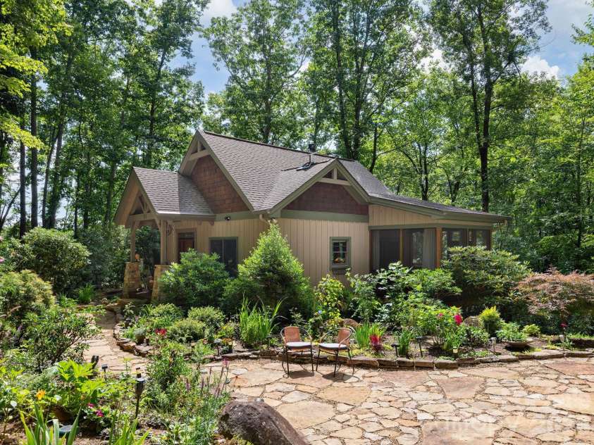 352 Celo Cove Drive, Burnsville, NC 28714.  MLS# CAR4405839, YatesRealty ID 42727. 