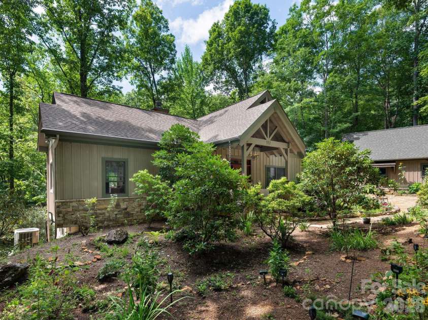 352 Celo Cove Drive, Burnsville, NC 28714.  MLS# CAR4405839, YatesRealty ID 42727. 