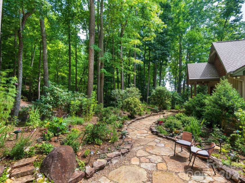 352 Celo Cove Drive, Burnsville, NC 28714.  MLS# CAR4405839, YatesRealty ID 42727. 