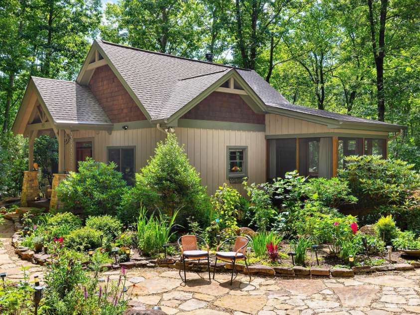 352 Celo Cove Drive, Burnsville, NC 28714.  MLS# CAR4405839, YatesRealty ID 42727. 
