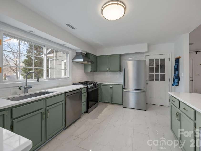 4326 Saxonbury Way, Charlotte, NC 28269.  MLS# CAR4356115, YatesRealty ID 4273. 