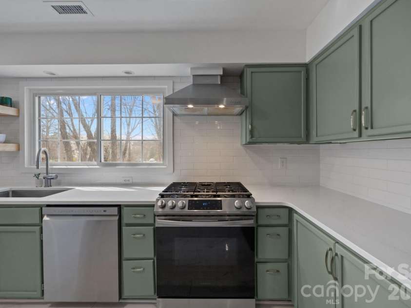 4326 Saxonbury Way, Charlotte, NC 28269.  MLS# CAR4356115, YatesRealty ID 4273. 