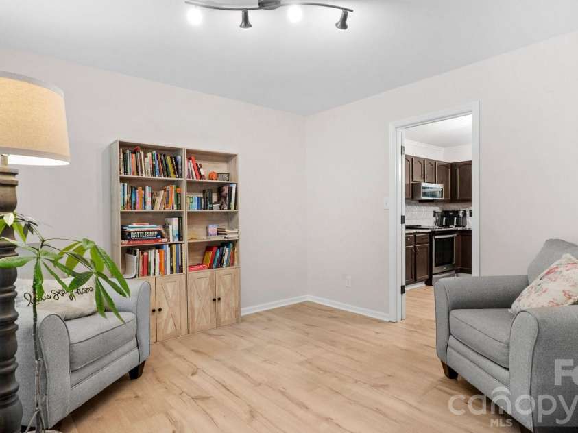 6901 Daerwood Place, Charlotte, NC 28215.  MLS# CAR4386128, YatesRealty ID 42730. 