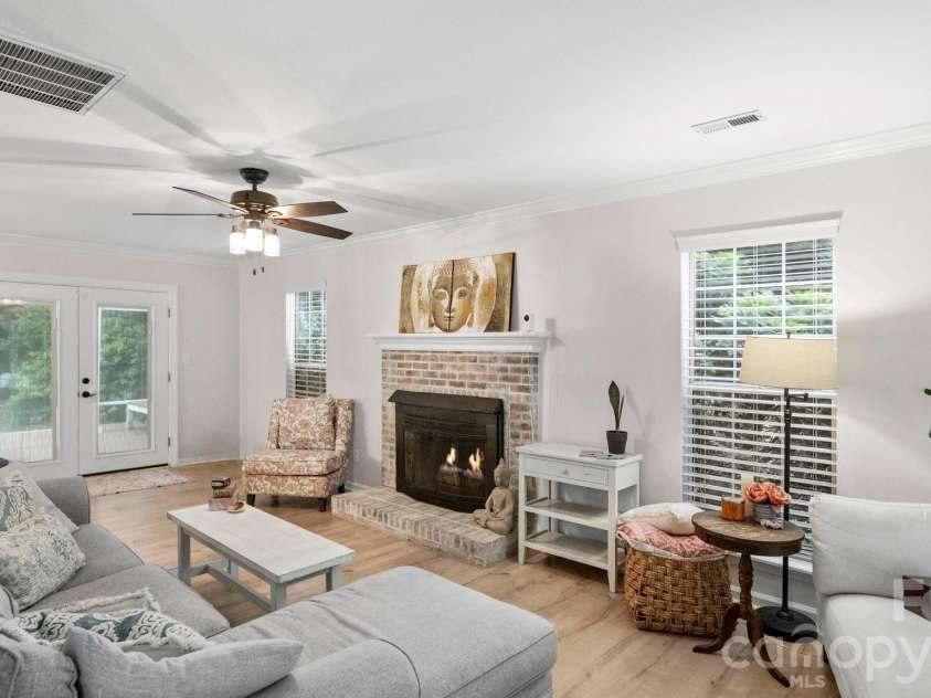 6901 Daerwood Place, Charlotte, NC 28215.  MLS# CAR4386128, YatesRealty ID 42730. 